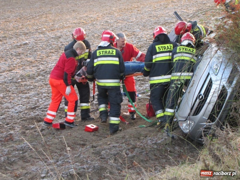 Zdjęcie w galerii na portalu naszraciborz.pl: Wpadła w poślizg, wylądowała w rowie wiadomości z regionu