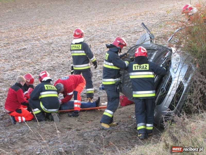 Zdjęcie w galerii na portalu naszraciborz.pl: Wpadła w poślizg, wylądowała w rowie wiadomości z regionu