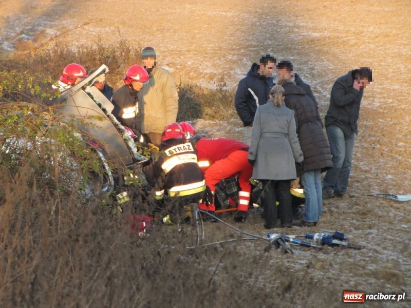 Zdjęcie w galerii na portalu naszraciborz.pl: Wpadła w poślizg, wylądowała w rowie wiadomości z regionu