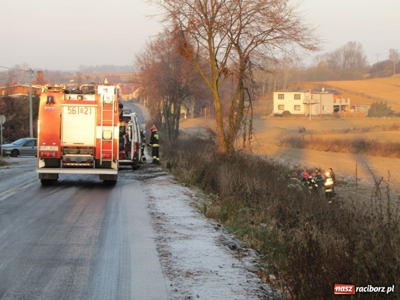 Zdjęcie w galerii na portalu naszraciborz.pl: Wpadła w poślizg, wylądowała w rowie wiadomości z regionu