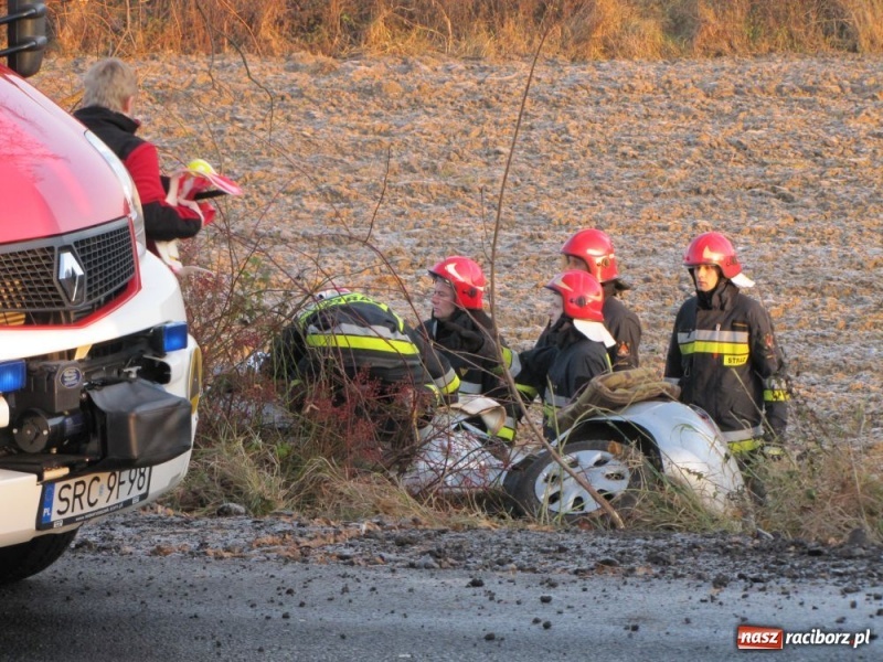 Zdjęcie w galerii na portalu naszraciborz.pl: Wpadła w poślizg, wylądowała w rowie wiadomości z regionu