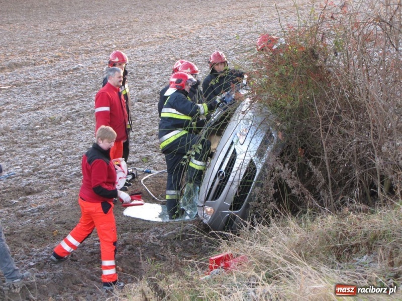 Zdjęcie w galerii na portalu naszraciborz.pl: Wpadła w poślizg, wylądowała w rowie wiadomości z regionu