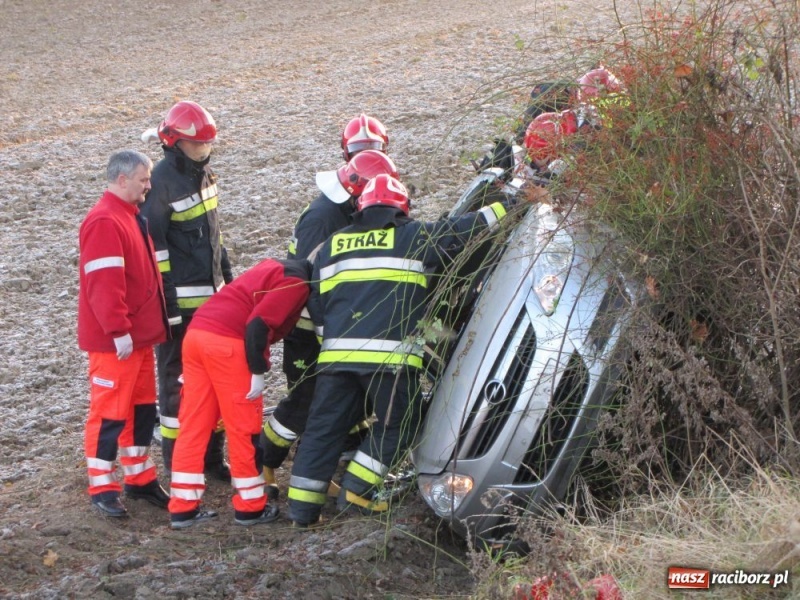 Zdjęcie w galerii na portalu naszraciborz.pl: Wpadła w poślizg, wylądowała w rowie wiadomości z regionu