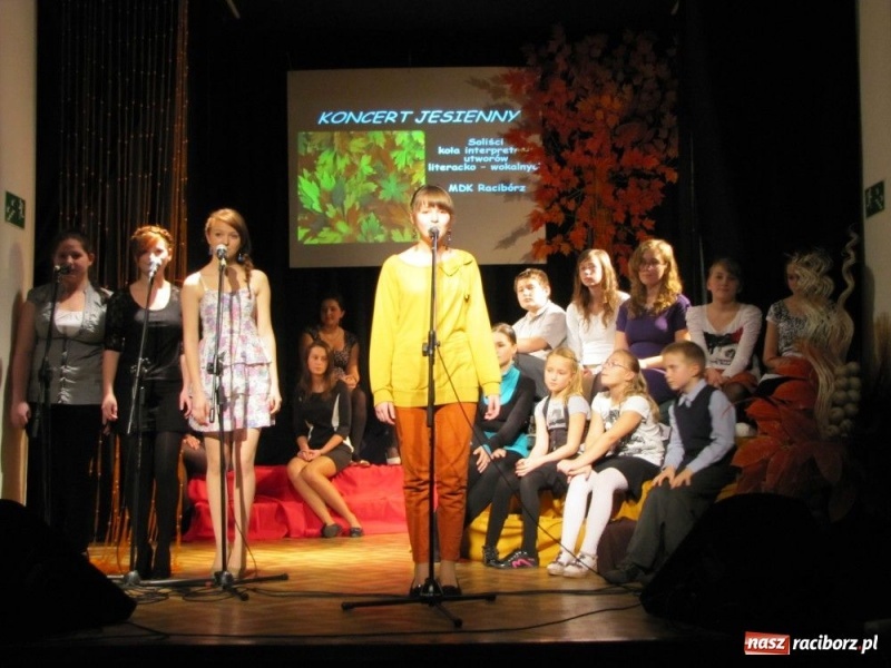 Zdjęcie w galerii na portalu naszraciborz.pl: Jesienne dźwięki wybrzmiały w MDK wiadomości z regionu
