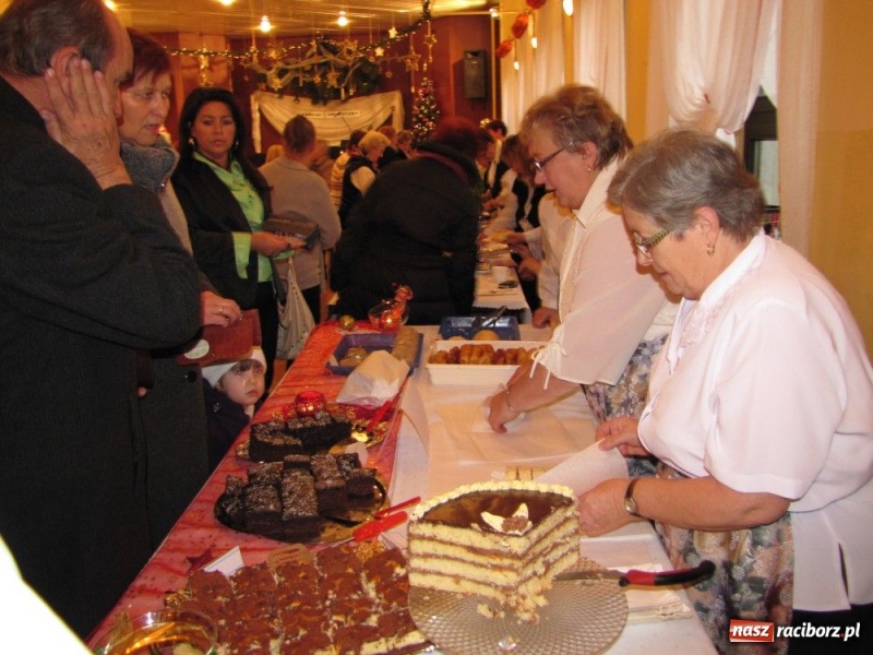 Zdjęcie w galerii na portalu naszraciborz.pl: Smakołyki znikały błyskawicznie wiadomości z regionu