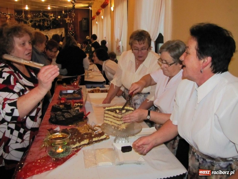 Zdjęcie w galerii na portalu naszraciborz.pl: Smakołyki znikały błyskawicznie wiadomości z regionu