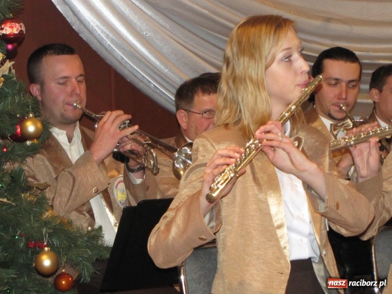 Zdjęcie w galerii na portalu naszraciborz.pl: Smakołyki znikały błyskawicznie wiadomości z regionu