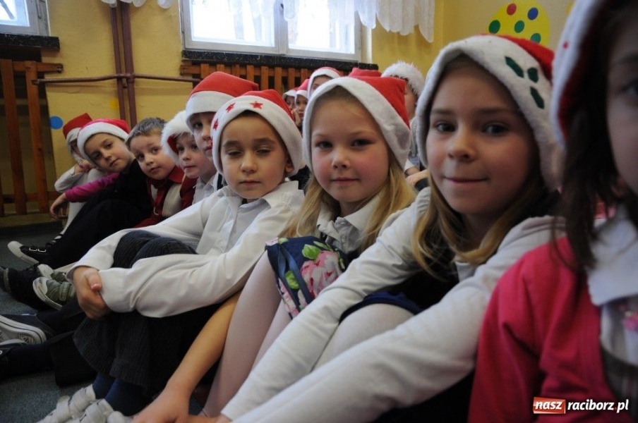 Zdjęcie w galerii na portalu naszraciborz.pl: W Krzanowicach tradycyjna procesja wiadomości z regionu