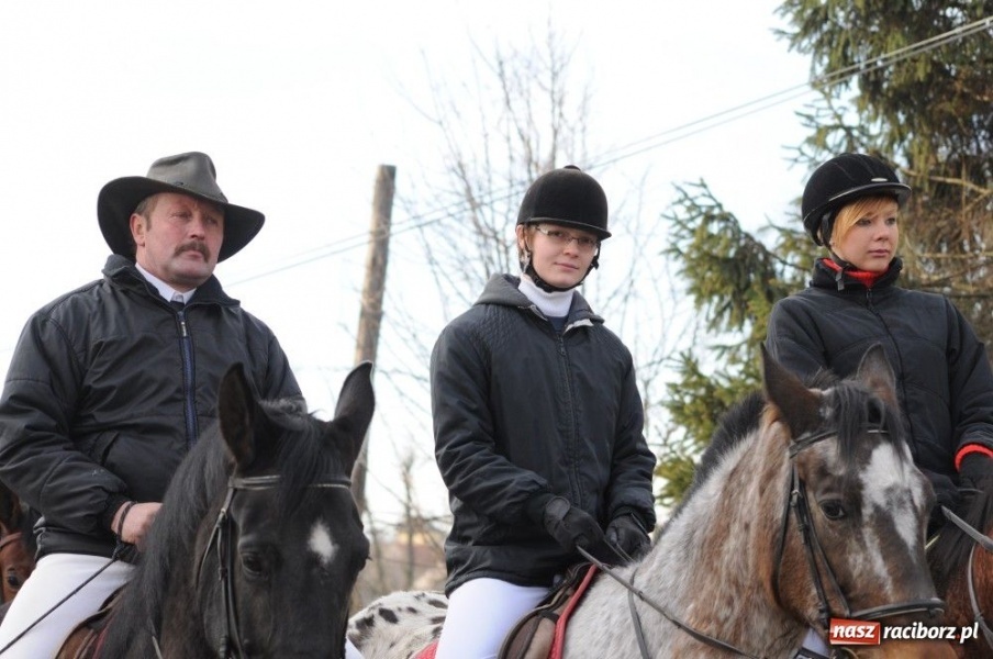 Zdjęcie w galerii na portalu naszraciborz.pl: W Krzanowicach tradycyjna procesja wiadomości z regionu
