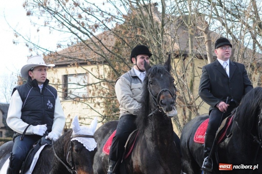 Zdjęcie w galerii na portalu naszraciborz.pl: W Krzanowicach tradycyjna procesja wiadomości z regionu