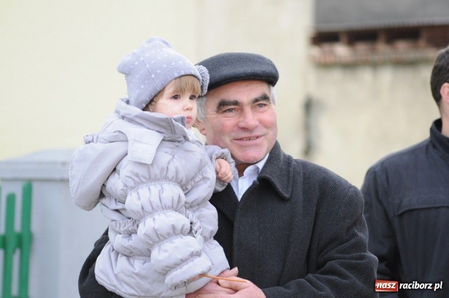 Zdjęcie w galerii na portalu naszraciborz.pl: W Krzanowicach tradycyjna procesja wiadomości z regionu