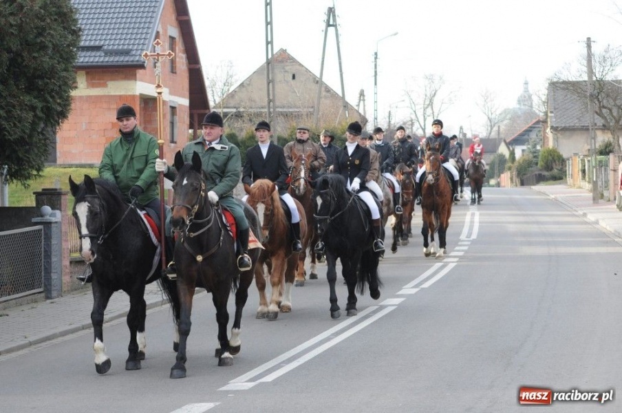 Zdjęcie w galerii na portalu naszraciborz.pl: W Krzanowicach tradycyjna procesja wiadomości z regionu