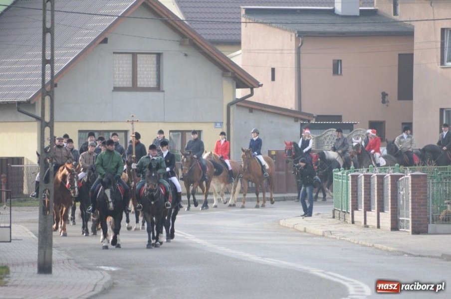 Zdjęcie w galerii na portalu naszraciborz.pl: W Krzanowicach tradycyjna procesja wiadomości z regionu
