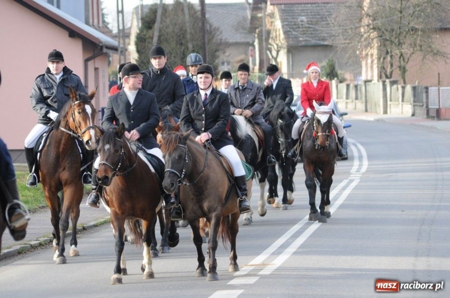 Zdjęcie w galerii na portalu naszraciborz.pl: W Krzanowicach tradycyjna procesja wiadomości z regionu