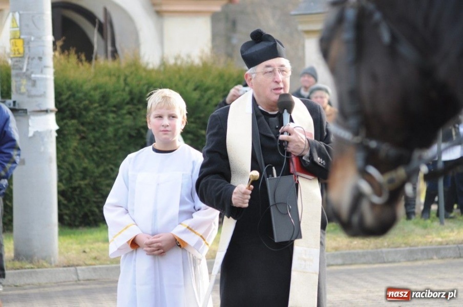 Zdjęcie w galerii na portalu naszraciborz.pl: W Krzanowicach tradycyjna procesja wiadomości z regionu