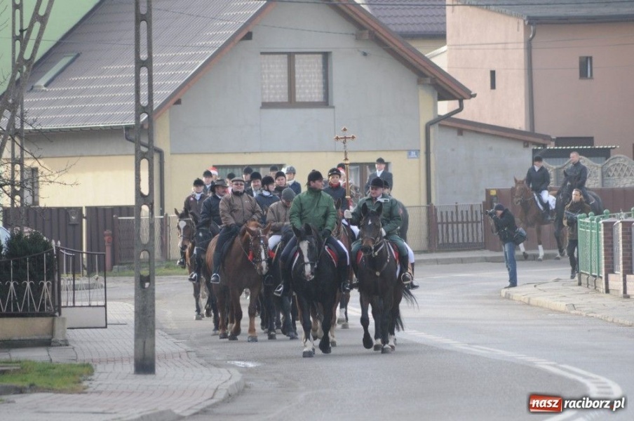 Zdjęcie w galerii na portalu naszraciborz.pl: W Krzanowicach tradycyjna procesja wiadomości z regionu