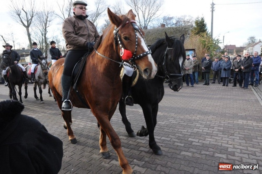 Zdjęcie w galerii na portalu naszraciborz.pl: W Krzanowicach tradycyjna procesja wiadomości z regionu
