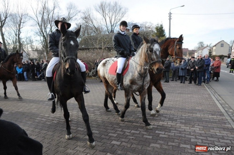 Zdjęcie w galerii na portalu naszraciborz.pl: W Krzanowicach tradycyjna procesja wiadomości z regionu