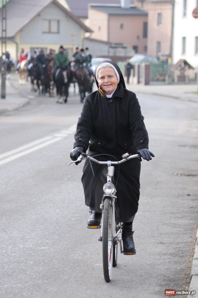 Zdjęcie w galerii na portalu naszraciborz.pl: W Krzanowicach tradycyjna procesja wiadomości z regionu