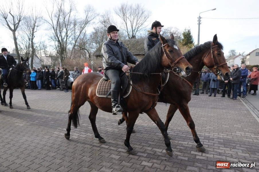 Zdjęcie w galerii na portalu naszraciborz.pl: W Krzanowicach tradycyjna procesja wiadomości z regionu