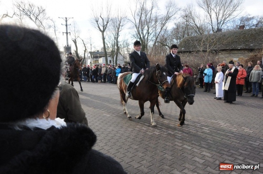 Zdjęcie w galerii na portalu naszraciborz.pl: W Krzanowicach tradycyjna procesja wiadomości z regionu