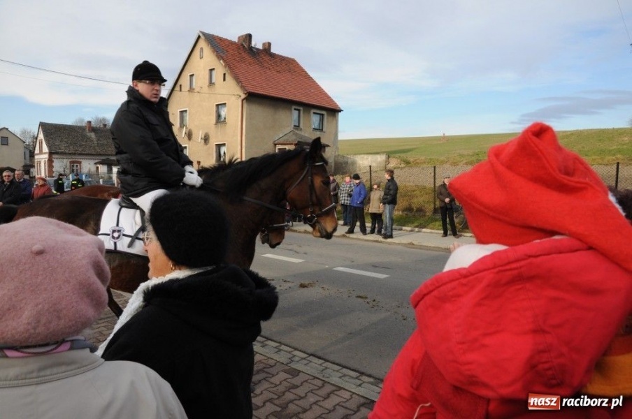 Zdjęcie w galerii na portalu naszraciborz.pl: W Krzanowicach tradycyjna procesja wiadomości z regionu