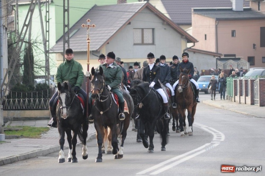 Zdjęcie w galerii na portalu naszraciborz.pl: W Krzanowicach tradycyjna procesja wiadomości z regionu