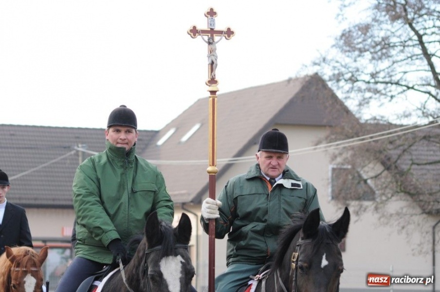 Zdjęcie w galerii na portalu naszraciborz.pl: W Krzanowicach tradycyjna procesja wiadomości z regionu