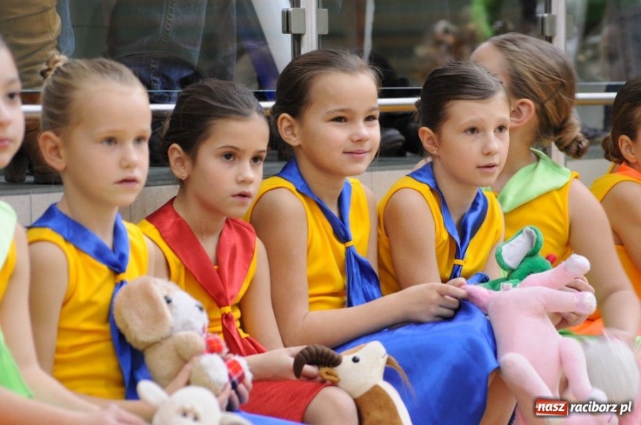 Zdjęcie w galerii na portalu naszraciborz.pl: Mikołajkowa fiesta w Arenie Rafako wiadomości z regionu