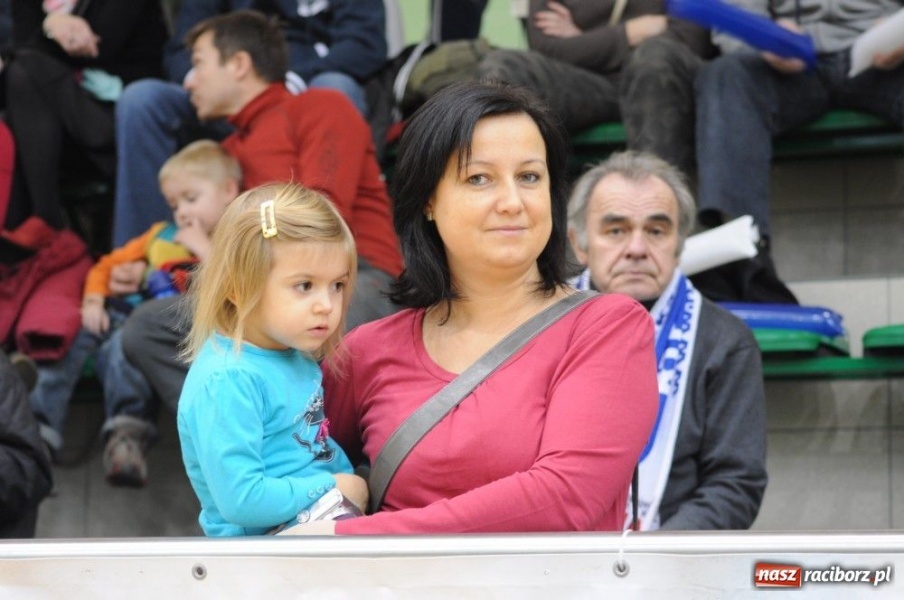 Zdjęcie w galerii na portalu naszraciborz.pl: Mikołajkowa fiesta w Arenie Rafako wiadomości z regionu