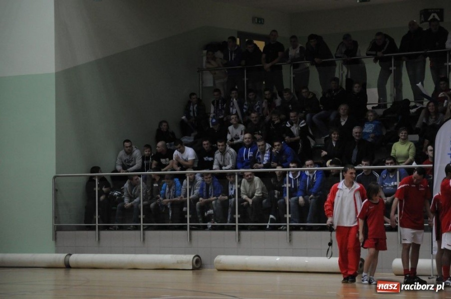Zdjęcie w galerii na portalu naszraciborz.pl: Mikołajkowa fiesta w Arenie Rafako wiadomości z regionu