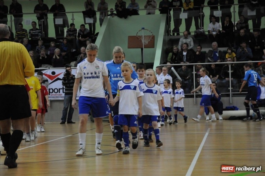 Zdjęcie w galerii na portalu naszraciborz.pl: Mikołajkowa fiesta w Arenie Rafako wiadomości z regionu