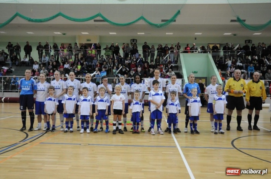 Zdjęcie w galerii na portalu naszraciborz.pl: Mikołajkowa fiesta w Arenie Rafako wiadomości z regionu