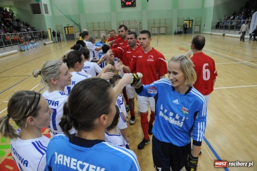Zdjęcie w galerii na portalu naszraciborz.pl: Mikołajkowa fiesta w Arenie Rafako wiadomości z regionu