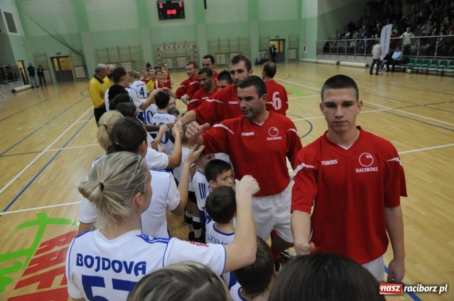 Zdjęcie w galerii na portalu naszraciborz.pl: Mikołajkowa fiesta w Arenie Rafako wiadomości z regionu