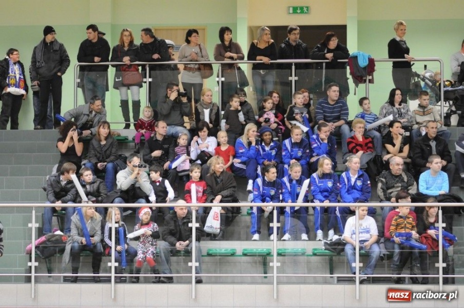 Zdjęcie w galerii na portalu naszraciborz.pl: Mikołajkowa fiesta w Arenie Rafako wiadomości z regionu