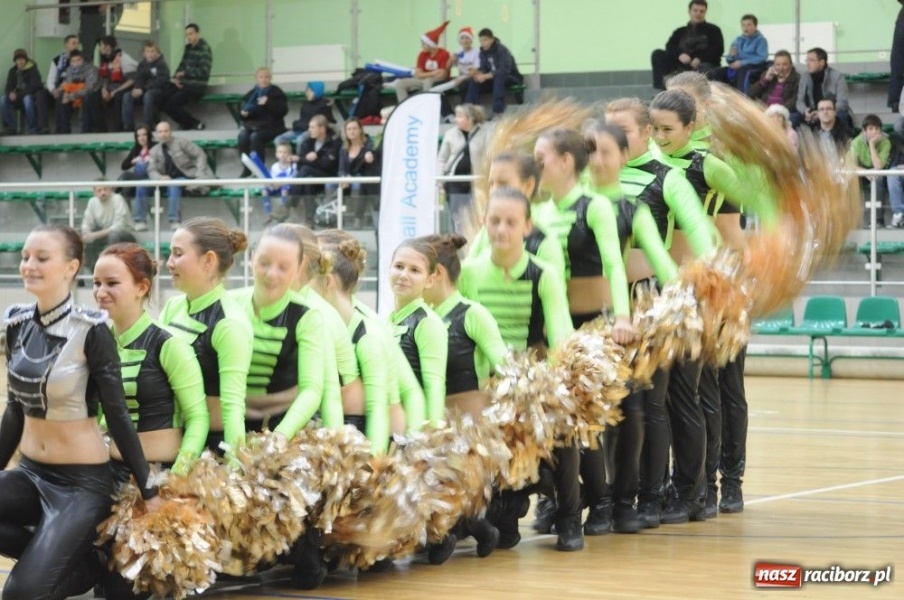 Zdjęcie w galerii na portalu naszraciborz.pl: Mikołajkowa fiesta w Arenie Rafako wiadomości z regionu