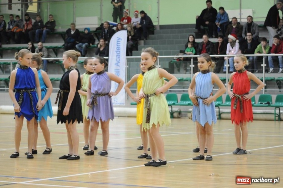 Zdjęcie w galerii na portalu naszraciborz.pl: Mikołajkowa fiesta w Arenie Rafako wiadomości z regionu