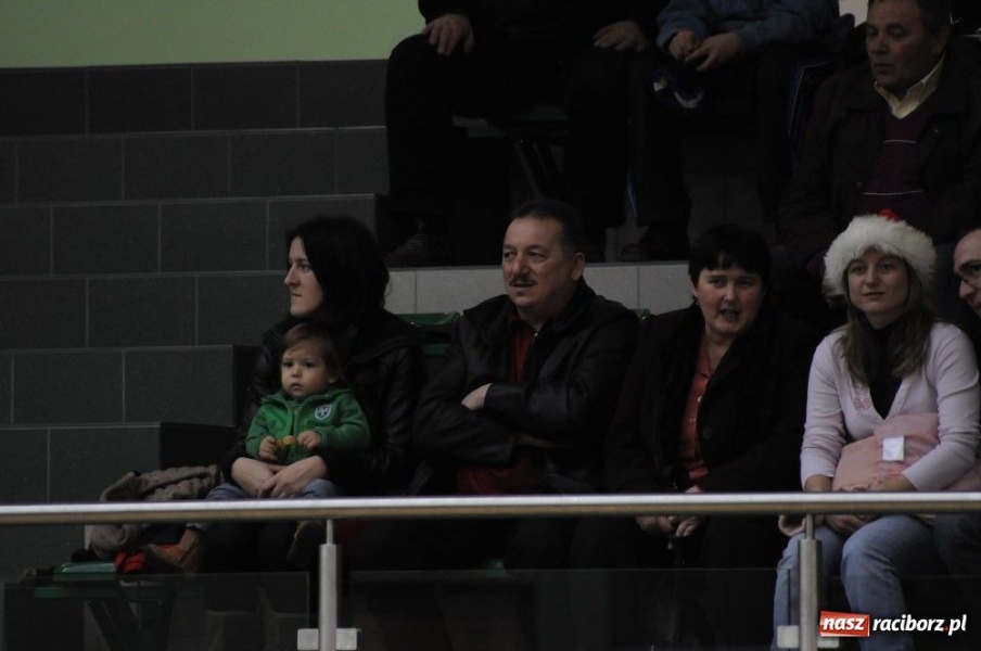 Zdjęcie w galerii na portalu naszraciborz.pl: Mikołajkowa fiesta w Arenie Rafako wiadomości z regionu