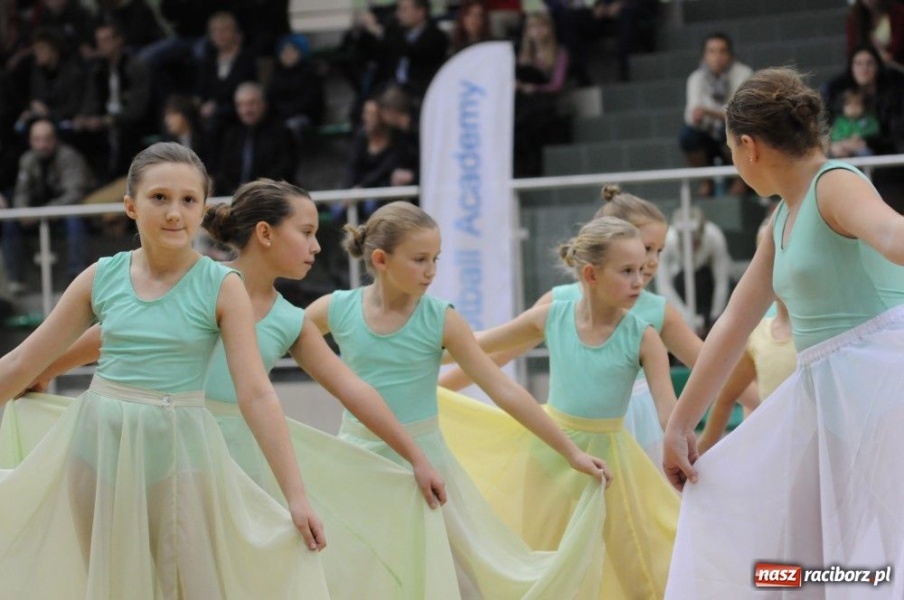 Zdjęcie w galerii na portalu naszraciborz.pl: Mikołajkowa fiesta w Arenie Rafako wiadomości z regionu