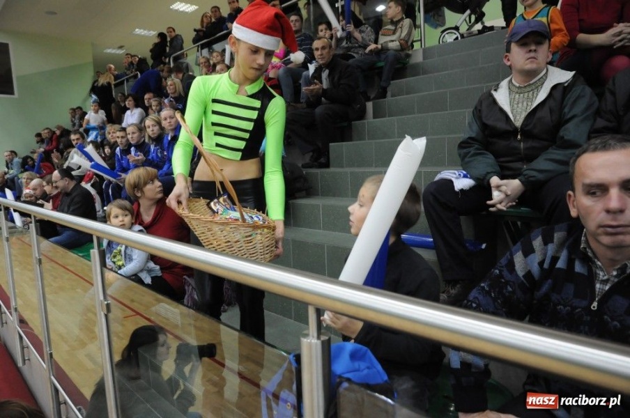 Zdjęcie w galerii na portalu naszraciborz.pl: Mikołajkowa fiesta w Arenie Rafako wiadomości z regionu