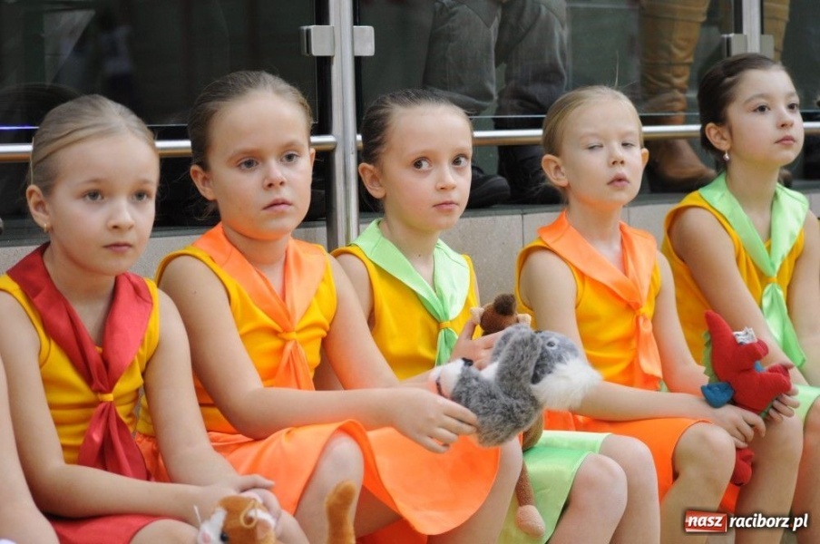 Zdjęcie w galerii na portalu naszraciborz.pl: Mikołajkowa fiesta w Arenie Rafako wiadomości z regionu