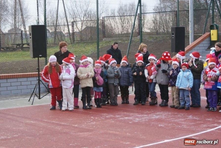 Zdjęcie w galerii na portalu naszraciborz.pl: W Rzuchowie otwarto nowe boisko wiadomości z regionu