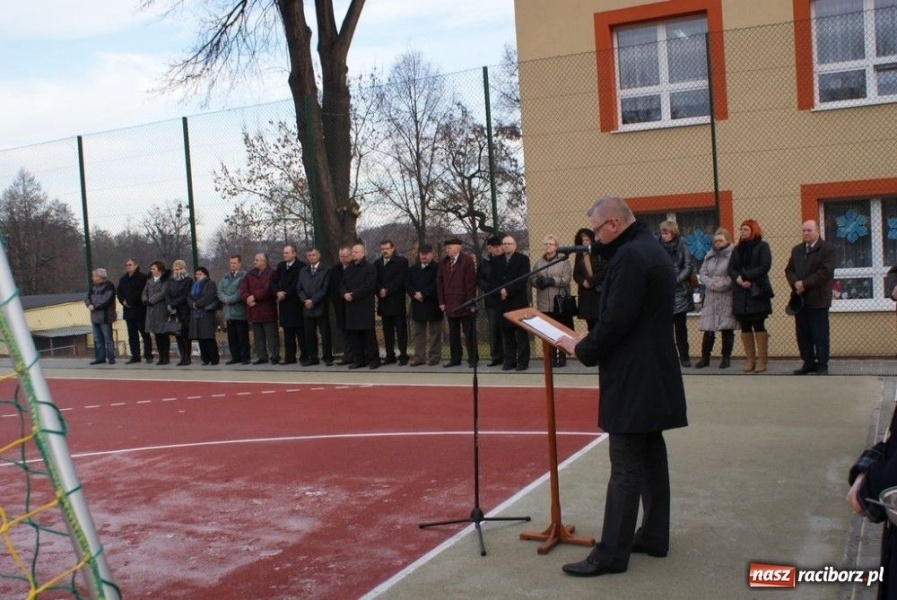 Zdjęcie w galerii na portalu naszraciborz.pl: W Rzuchowie otwarto nowe boisko wiadomości z regionu