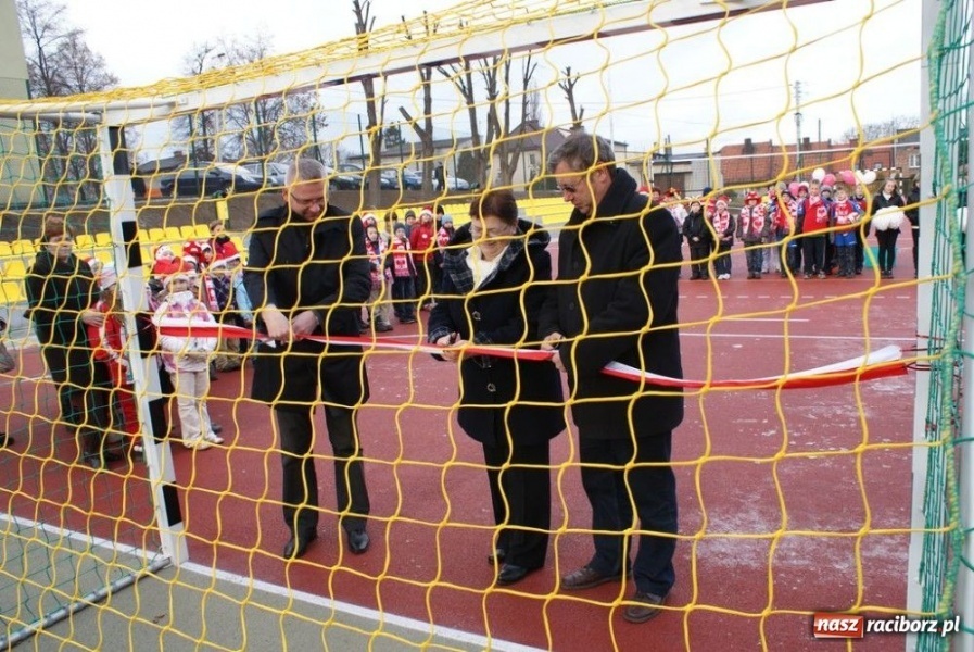 Zdjęcie w galerii na portalu naszraciborz.pl: W Rzuchowie otwarto nowe boisko wiadomości z regionu