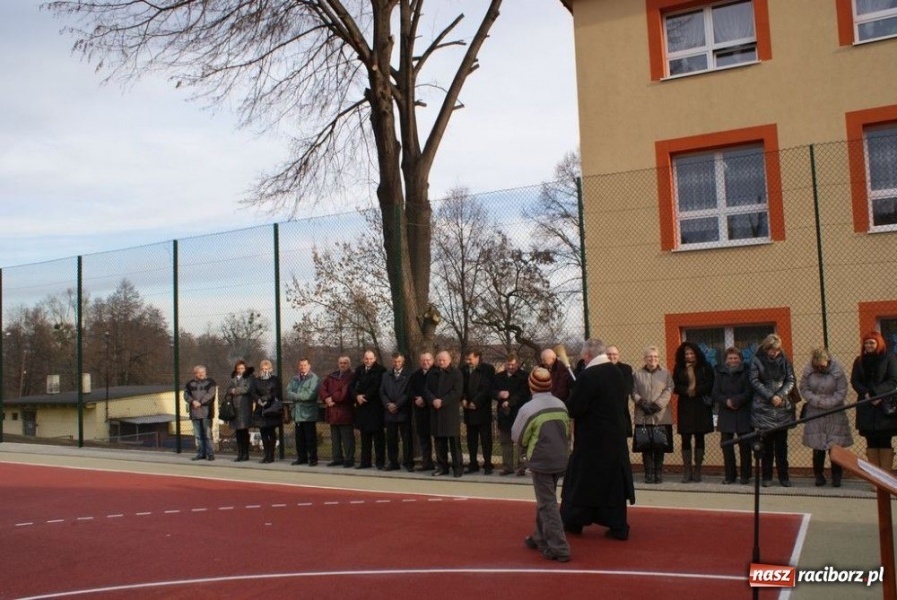 Zdjęcie w galerii na portalu naszraciborz.pl: W Rzuchowie otwarto nowe boisko wiadomości z regionu