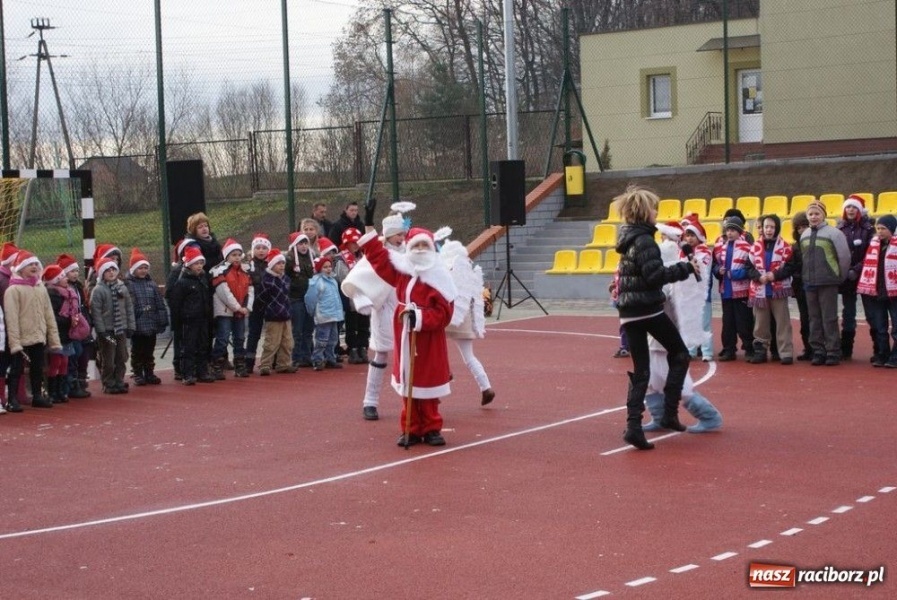 Zdjęcie w galerii na portalu naszraciborz.pl: W Rzuchowie otwarto nowe boisko wiadomości z regionu