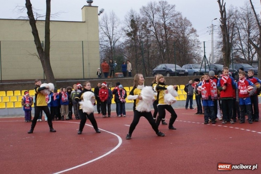 Zdjęcie w galerii na portalu naszraciborz.pl: W Rzuchowie otwarto nowe boisko wiadomości z regionu