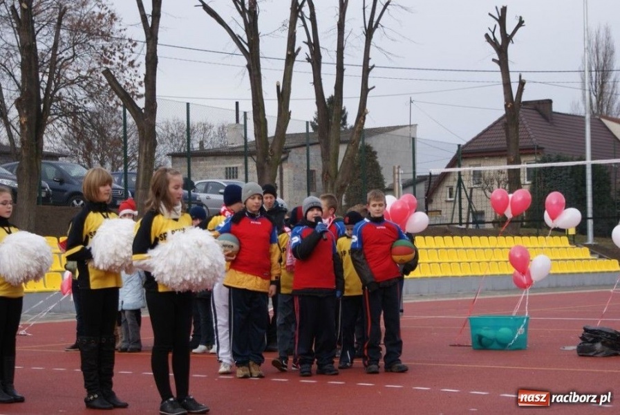 Zdjęcie w galerii na portalu naszraciborz.pl: W Rzuchowie otwarto nowe boisko wiadomości z regionu