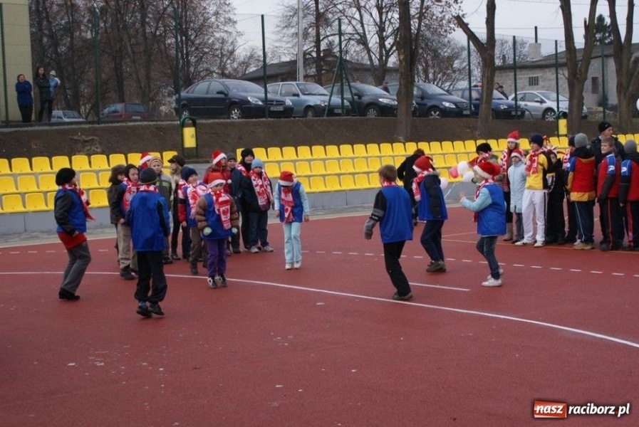 Zdjęcie w galerii na portalu naszraciborz.pl: W Rzuchowie otwarto nowe boisko wiadomości z regionu